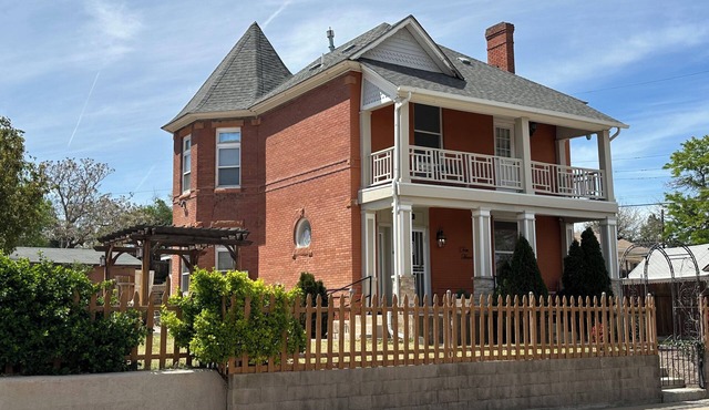 Tara House — Historic Charm, Executive Comfort, Minutes from Downtown