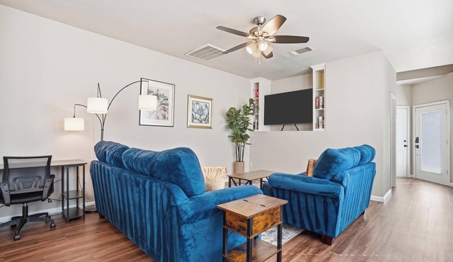 TCU & Dickies Arena 6 BR Duplex, Sleeps 12