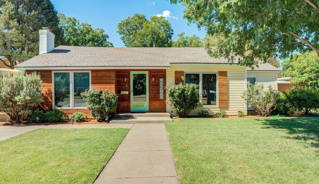 Tech Terrace Retreat 3BD, Walk to TTU, Hot Tub, Fire-Pit, Parking for 6 cars