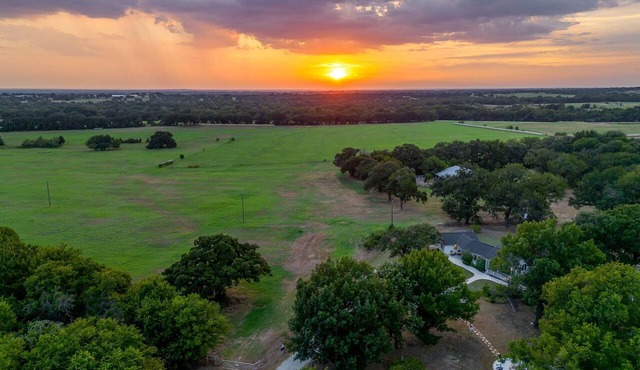 Texas Farmhouse Stay 2BR + Studio Suite