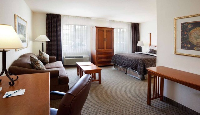Texas History Tour | Fully-Equipped Kitchen | Free Breakfast | Outdoor Pool