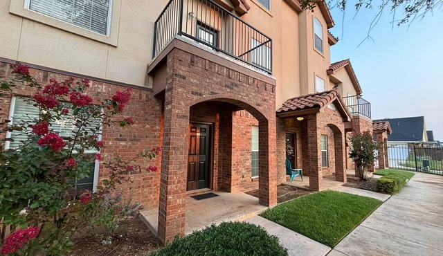 Texas Tech Modern Condo Prime Location - Walk to TTU Campus, Broadway & Downtown