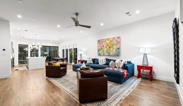 The Art House Luxury Modern 3BR Near TCU, Dickies & Stockyards 3 kings, 1 futon