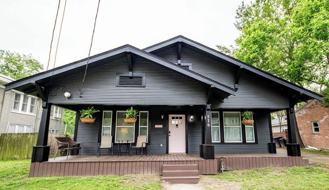 The Benjamin - Historic Downtown Bungalow on Connally Street