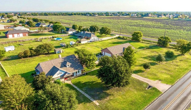 The Big Papa House Spacious 4 bedroom on an acre + with EV charging