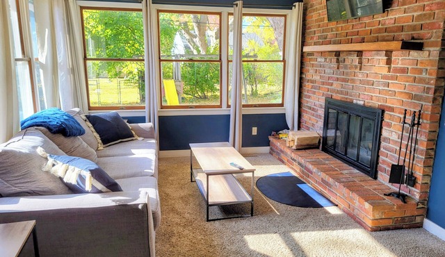 The Central Hearth:Great for groups, families or crews. Sleeps 8 ISU 7 min away!