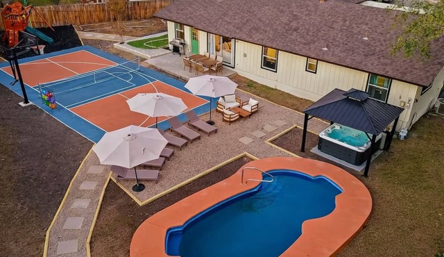 The Courtside Oasis, Mini Golf, Pool, Hot Tub