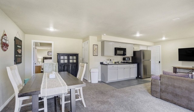 The Cozy Oak | Modern Basement Apartment