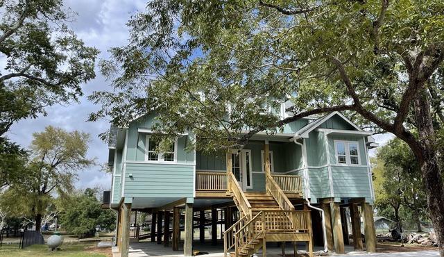 The Creekhouse: Waterfront Luxury on Caney Creek – Sleeps 11!