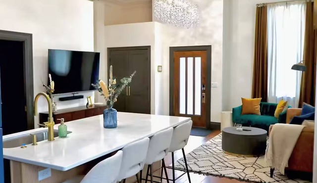 The Emerald Loft - Spa Shower Suite + King Bed Near Downtown, Steps from Bakery