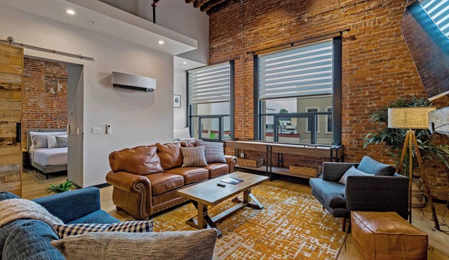 The Exchange. Downtown Luxury for Two, XCHNG. Industrial Executive Loft w/King Bed