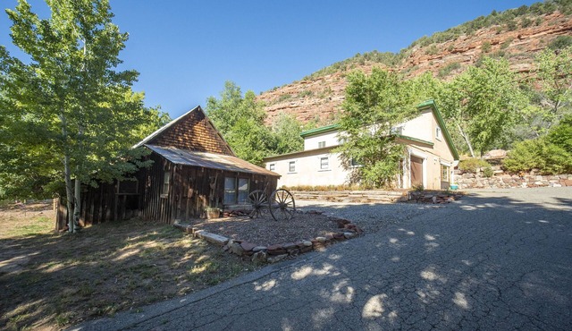 The Fun House! Hot tub, Espresso Bar, Views, Foosball, Fire Pit, More!