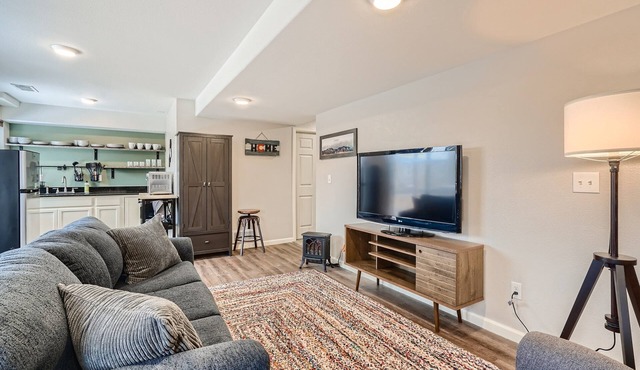 The Getaway - Large 1-bed walk-out basement apt