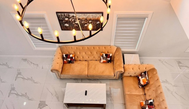 The Glorious Glidden Stunner/5bd 4bth with Patio in Windsor