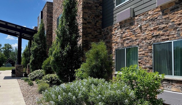 The Grove Inn And Suites