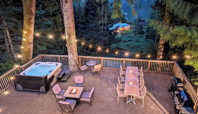 “The Lookout Lodge” Lake Sutherland house with private hot tub