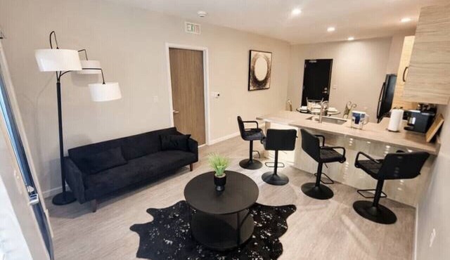 The Luxe Black Haven (340)