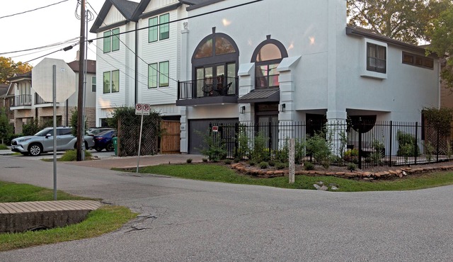 The Moses Malone House, Near Washington Ave!