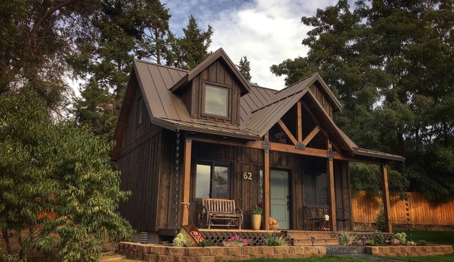 The Potter's Retreat Cottage with Two Queen Beds