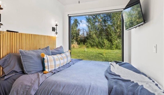 The River Box - Luxury Container Home w/ views + Hot Tub