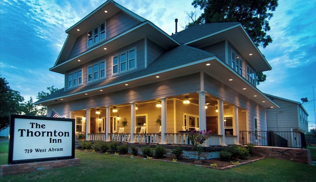 The Thornton In - 2 Queens Beds Close to UTA and AT&T Stadium