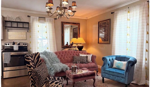 THE VELVET ANTLER! A Lufkin Cozy Cottage!