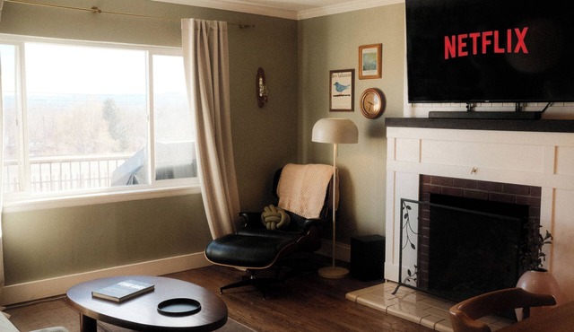 The Vinyl House: Olde Town - King Bed - EV Charger - Epic Views - Designer Home