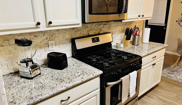 The Woodlands House 3 Bed, 2 Baths, FREE Parking Garage, Baby Crib, Office, WiFi