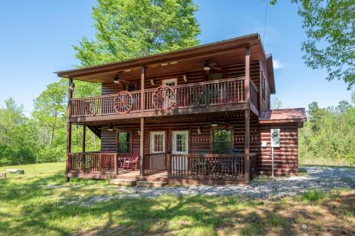 Three-Suite Riverfront Retreat in Murfreesboro