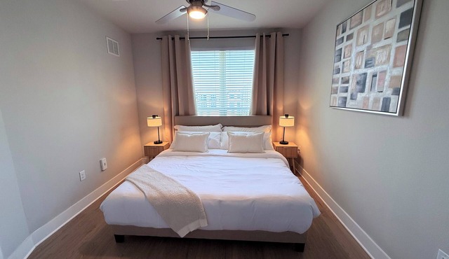 Top-Floor Luxury Retreat, King Bed, Full Kitchen, Private Balcony