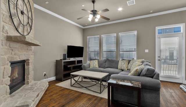 Townhome Located in the heart of Legacy Shops