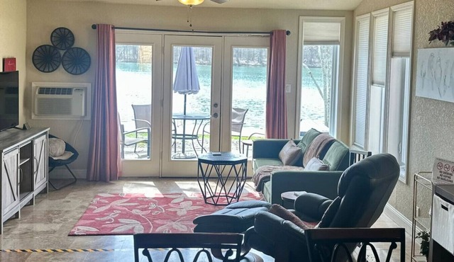 Tranquil Lakeside Country Getaway!- Pet Friendly