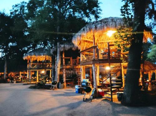 Tranquil Log Cabin by the San Marcos River - A Relaxing Glamping Getaway near Kingsbury, Texas
