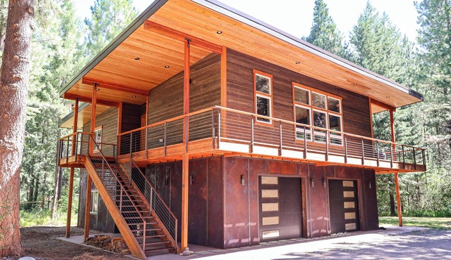 Treehouse - modern cabin near Mazama