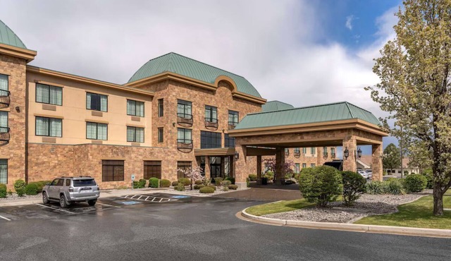 Tri‑Cities King Room w/Breakfast, Gym & Pool