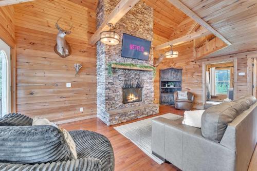 Tri-state Corner Cabin with a fire pit hot tub & indoor pool in Bryant