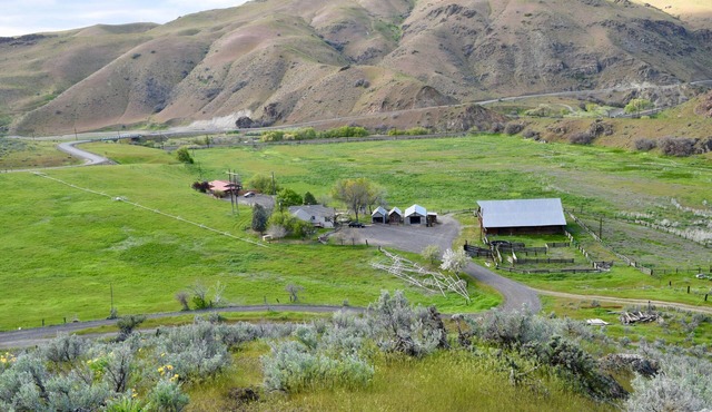 Triple L Ranch. Working Cattle Ranch. Dog Friendly. 10 minutes to Snake River.