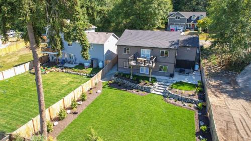 Twin Oaks Retreat by AvantStay