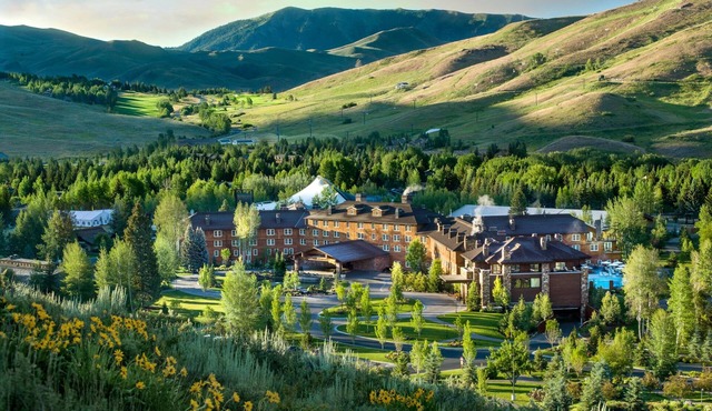 Two-Bed Three-Bed Village Condo w/Mountain Views & Access to Outdoor Pool