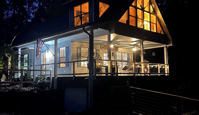 Updated! Cozy Pickwick home overlooking Safe Harbor Aqua Yacht Marina Sleeps 10+