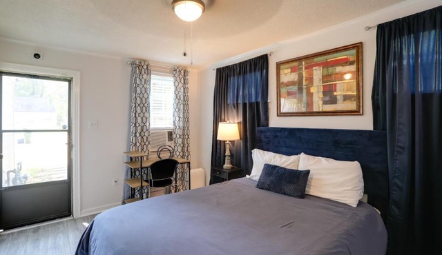 Updated & Cozy Studio in North Greenwood!