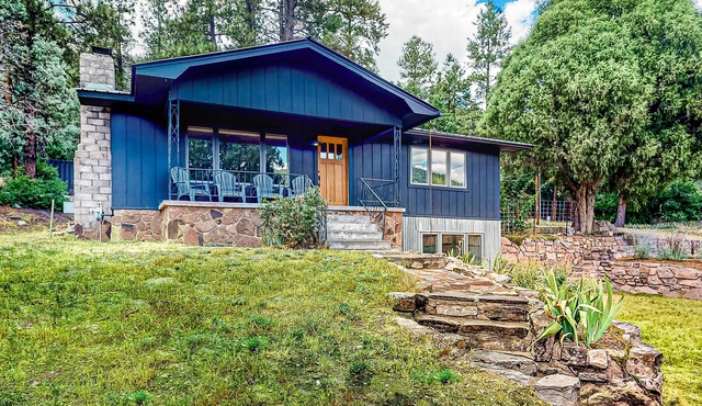 Upper apartment with deluxe kitchen, private W/D, & great location in Durango