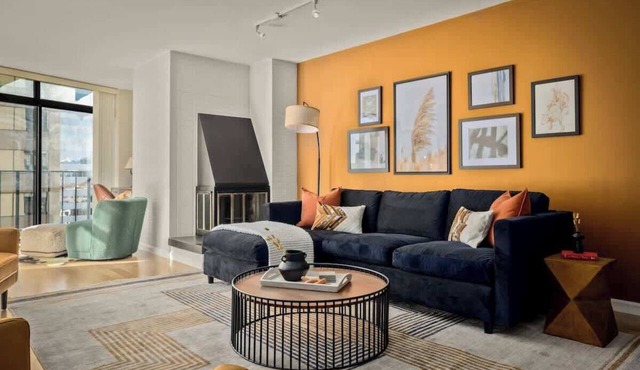 Urban Gallery Loft | King Bed | Larimer Square 30+