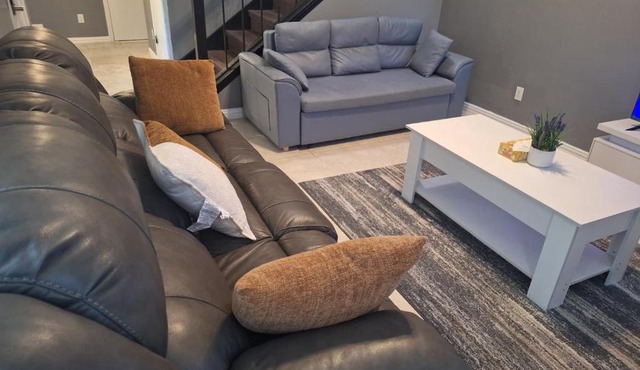 Vacation Ready 4Bedroom 3bath Home with Smart TV and WIFi Near Downtown