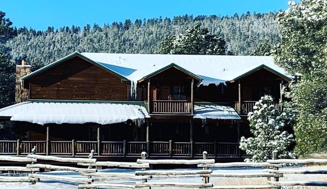 Valdez Acres 7-bedroom cabin in beautiful Greer, AZ