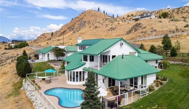 Very Private custom home with pool and amazing 180 degree views, 3 miles to town