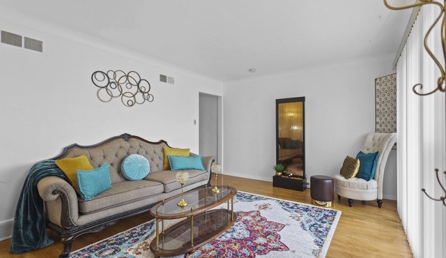 Very Spacious Duplex 7 minutes from ST. LOUIS AIRPORT and METROPOLITAN area!