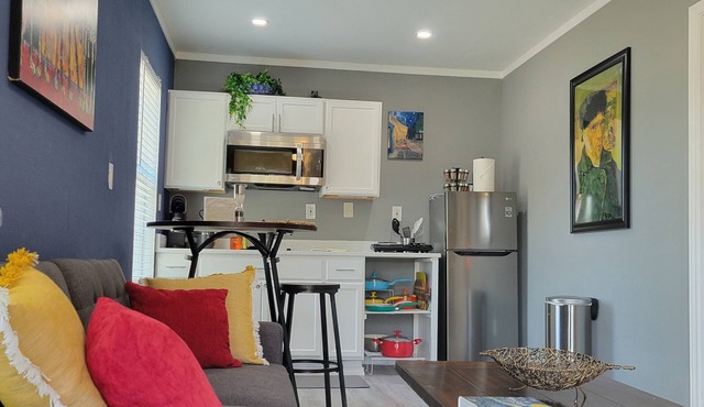 Vibrant Art Retreat. Stylish 1 Bedroom Private Cottage Centrally located.