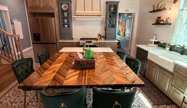 Victoria Rose : 5BR Elegance Near Baylor & Silos