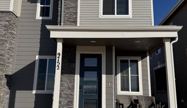 Views and Adventure Awaits - Beautiful Townhome near Denver Int'l Airport